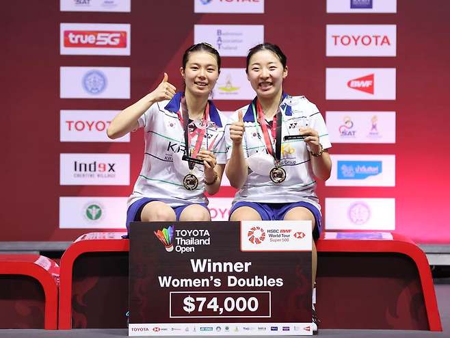 한국 배드민턴 대표팀의 김소영(왼쪽)-공희용 조가 24일 태국 방콕에서 열린 토요타 태국 오픈 여자복식 결승전에서 맞수 이소희-신승찬 조를 꺾고 우승을 차지한 뒤 환하게 웃고 있다.대한배드민턴협회 제공