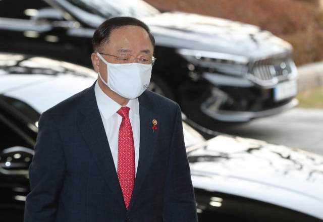 홍남기 경제부총리가 25일 오전 한-우즈벡 부총리 화상회의를 위해 정부서울청사에 도착하고 있다. /연합뉴스