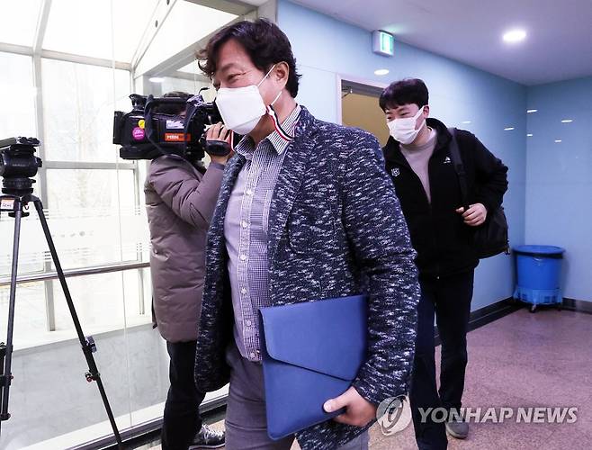 kt위즈-주권, 연봉조정위 참석한 구단관계자 (서울=연합뉴스) 최재구 기자 = 25일 서울 서초구 한국야구위원회 컨퍼런스룸에서 열린 kt 위즈와 주권의 연봉조정위원회에 구단측 대표로 조찬관 운영팀장이 참석하고 있다. 주권과 KT는 2021시즌 연봉에 각각 2억5000만원과 2억2000만원을 제시하며 합의하지 못했다. 2021.1.25 jjaeck9@yna.co.kr