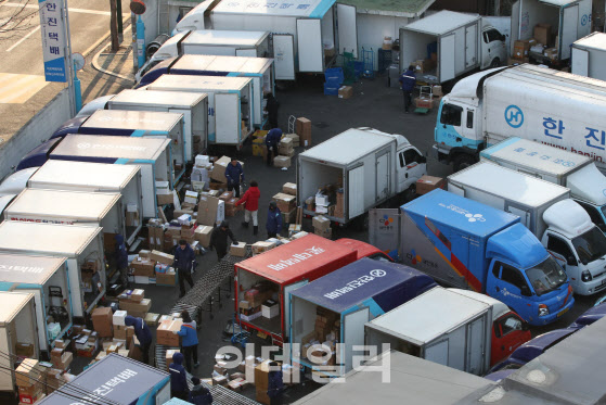 서울의 한 택배 물류센터에서 노동자들이 물품을 옮기고 있다.(사진=이영훈 기자)