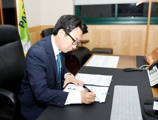 최종환 시장이 2018년 7월 취임 1호로 남북평화협력TF팀 설치 관련 결재를 하고 있는 모습.(사진=파주시 제공)