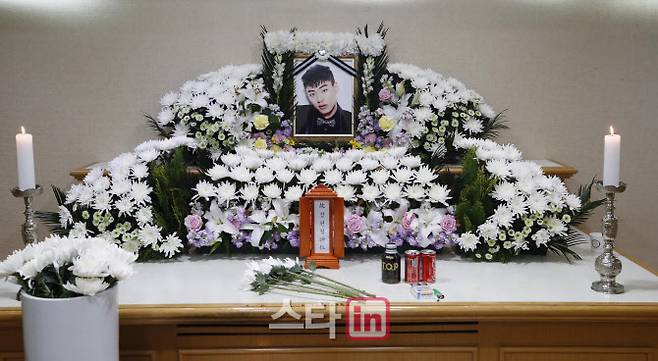 26일 래퍼 故 아이언(본명 정헌철)의 빈소가 마련된 서울 중구 국립중앙의료원 장례식장에 고인의 영정이 놓여져 있다 (사진공동취재단)
