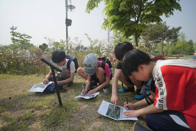 김포지역 학생들이 야외에서 체험활동을 하고 있다. (사진 = 김포시 제공)