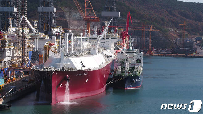 대우조선해양 옥포조선소에서 선박 대 선박 LNG 선적 작업이 이뤄지는 모습. (대우조선해양 제공) 2020.11.26/뉴스1