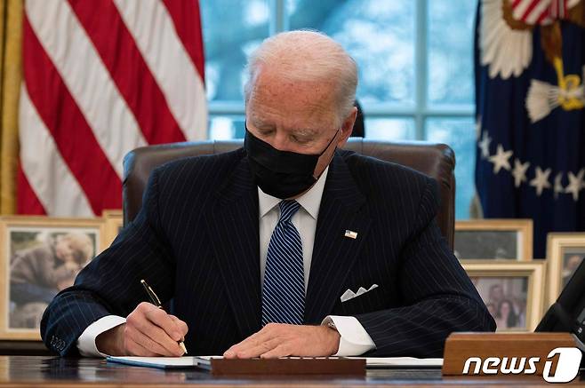 조 바이든 미국 대통령이 25일(현지시간) 워싱턴 백악관에서 트랜스젠더의 군 복무를 다시 허용하는 행정명령에 서명을 하고 있다. © AFP=뉴스1 © News1 우동명 기자