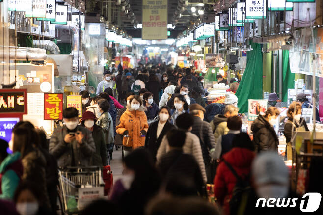 민족대명절 설날을 보름여 앞둔 26일 서울시내 한 전통시장을 찾은 시민들이 장을 보고 있다. 2021.1.26/뉴스1 © News1 유승관 기자