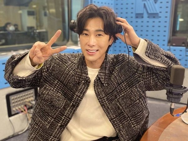 SBS Entertainment News  Gina Yoon Editor] Group TVXQ member Jeong Yunho revealed his own special Jinx.Today (26th) Jeong Yunho appeared as a guest of SBS Power FM Hwa-Jeong Chois Power Time and told various stories, including leaving a lot of quotes to match the nickname Minger Manufacturer.Jeong Yunho said, The character of passion is originally my personality, but I feel burdened and responsible. I feel like I am a person who can have a better and better influence without knowing it. I am not a good student, but I think I am a curiosity student.Then one listener told Jeong Yunho: I was told I was taking a cold shower on an important day.Do you take a cold shower on a snowy day? Jeong Yunho said, Before the first broadcast or taking a cold shower on an important day.I will adapt in 3 seconds even if it is cold. The cold shower is his Jinx.So DJ Hwa-Jeong Choi said, It seems to be too hard Jinx. Jeong Yunho was surprised to say, When you want to break the burden, you will feel confident when you shower with cold water.On this day, Jeong Yunho named Father as his role model, and Jeong Yunho explained his father as a person who can respect even if he looks at his father without feeling like Father.I will live like Father and be such a wonderful man. (SBS Svestar