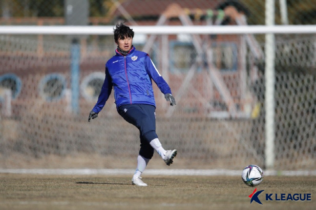울산 현대 이호가 지난 19일 경남 통영 산양스포츠파크에서 진행된 새 시즌 대비 팀 동계전지훈련에서 공을 차고 있다. 제공 | 한국프로축구연맹