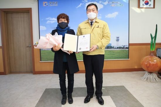 성인 문해교실 (좌측)김미 강사가 교육부 장관 표창을 받았다. (사진=무안군 제공)