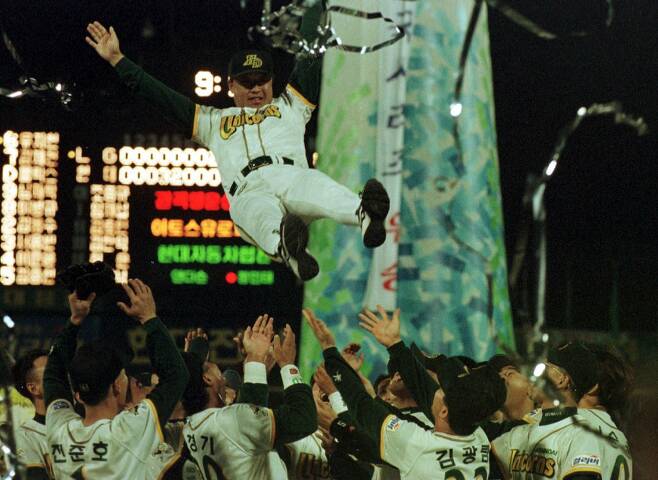 현대 유니콘스의 1998년 한국시리즈 우승 장면. 인천을 연고로 한 팀의 첫 한국시리즈 정상 등극이었다.  / 조선일보DB