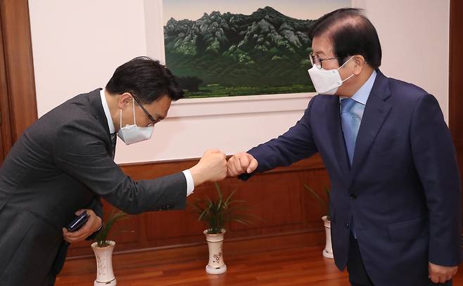 김진욱(왼쪽) 신임 공수처장이 26일 국회 의장실에서 박병석 국회의장을 예방해 주먹을 맞대며 인사하고 있다. /이덕훈 기자