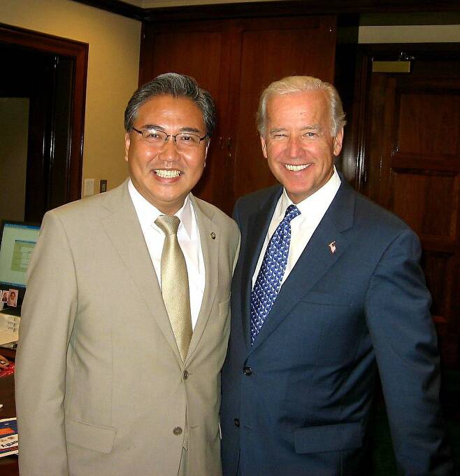 국민의힘 박진 의원이 2008년 7월 31일 조 바이든 당시 미 상원 외교위원장을 만난 모습.