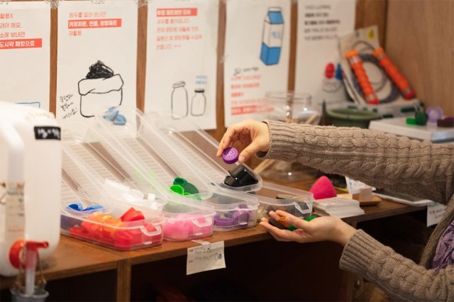 서울 마포구에 있는 ‘제로 웨이스트 가게’ 알맹 상점 한쪽에 있는 재활용품 회수센터. 일반 재활용품 분리배출에서 제대로 걸러지지 않는 병뚜껑 등 자투리 플라스틱을 색깔별로 모아 재활용한다. 알맹 제공
