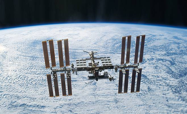 국제우주정거장(ISS)는 미세중력, 우주방사선 노출, 밀폐된 공간 등 지상과는 다른 특수한 환경을 갖췄다. 과학동아.