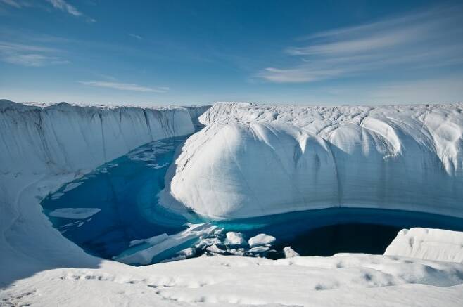 1994년에서 2017년 사이 세계의 얼음 중 약 28조톤(t)이 사라졌다는 연구 결과가 나왔다. 이 중 50%는 그린란드와 남극에서 발생한 손실이었다. 사진은 그린란드 빙하가 녹은 물길이다. 그린란드 빙하는 영구동토층이 드러나는 등 이미 심각하게 녹고있다고 보고돼왔다. 리즈대 제공