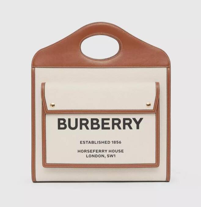 캔버스 위에 간결한 로고 장식으로 포인트를 준 레더 포켓 백은 2백9만원, Burberry.