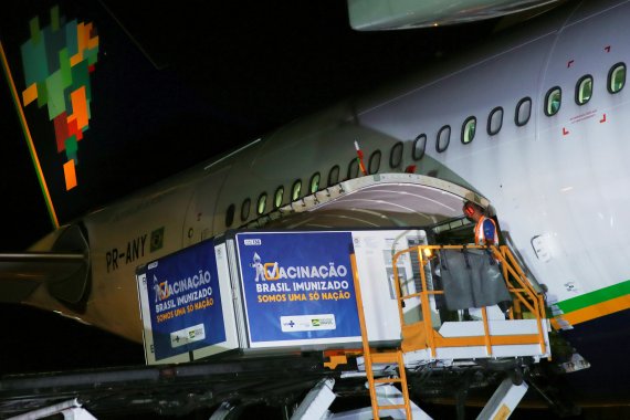 아스트라제네카에서 제조한 코로나19 백신이 지난 22일(현지시간) 브라질 리우데자네이루의 공군 비행장에서 하역되고 있다.로이터뉴스1