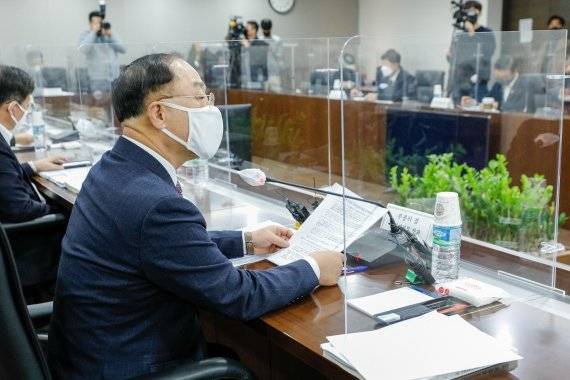 홍남기 경제부총리 겸 기획재정부 장관이 26일 서울 여의도 중소기업중앙회에서 열린 제6차 소재·부품·장비 경쟁력강화위원회에서 모두발언을 하고 있다. /사진=서동일 기자