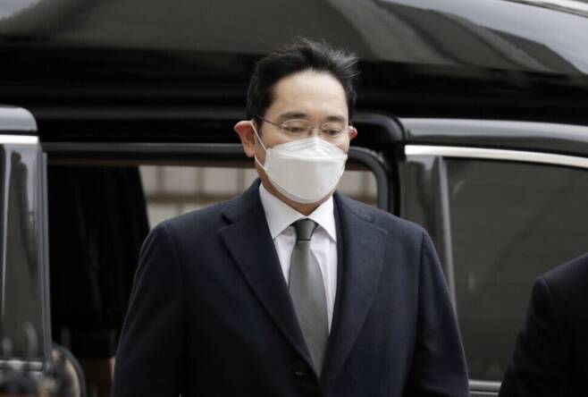 Samsung Vice Chairman heads to the Seoul High Court for his trial on Jan. 18. (Kim Hye-yun, staff photographer)