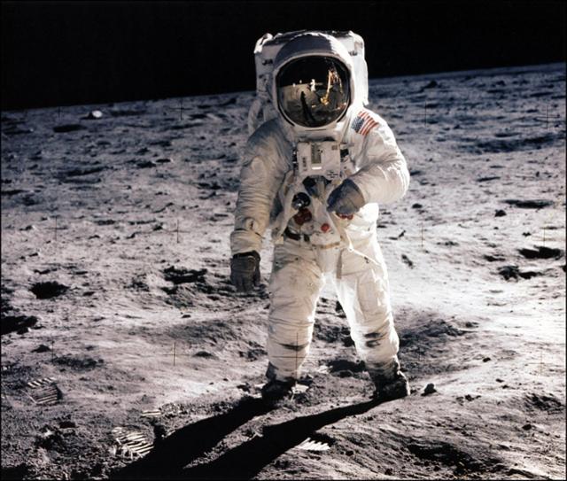 1969년 7월 20일 달 표면 '고요의 바다'를 밟고 서 있는 아폴로 11호의 조종사 버즈 올드린. 이 사진을 찍은 닐 암스트롱 선장의 모습은 올드린의 헬멧에 비쳐져 있다. NASA 제공ㆍ한국일보 자료사진