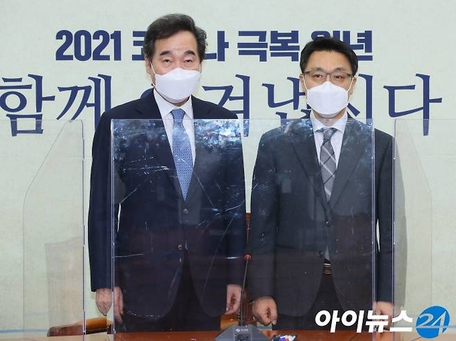 이낙연 더불어민주당 대표가 26일 서울 여의도 국회에서 김진욱 초대 고위공직자범죄수사처장(오른쪽)의 예방을 받고 기념촬영을 하고 있다.