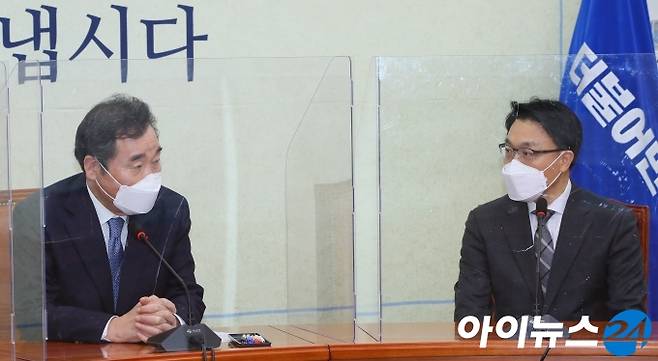 이낙연 더불어민주당 대표가 26일 서울 여의도 국회에서 김진욱 초대 고위공직자범죄수사처장(오른쪽)의 예방을 받고 환담을 나누고 있다.