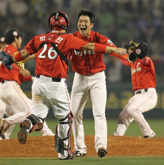 2010년 한국시리즈 우승을 확정하는 마지막 아웃카운트를 잡은 뒤 기뻐하던 에이스 김광현(오른쪽에서 두 번째). 중앙 포토