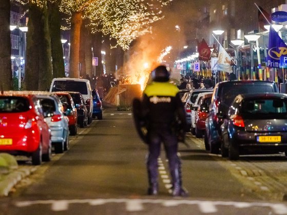 전날 네덜란드 로테르담에서 시위대가 경찰이 대치하고 있다. [EPA=연합뉴스]