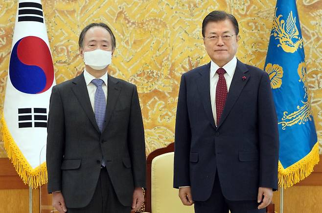 문재인 대통령이 14일 오전 청와대 접견실에서 도미타 고지 주한 일본대사를 접견하고 있다. 청와대 제공