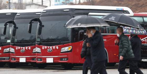 A rentable bus is parked at a lot in Songpa District, southern Seoul, with the license plates removed Tuesday. Removing the license plates stops the government from taxing bus companies and saves money on insurance, reducing maintenance costs for bus companies hit hard by the Covid-19 pandemic. [YONHAP]