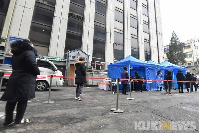 21일 서울 중구 삼익패션타운 주차장에 마련된 '전통시장 찾아가는 임시선별진료소'에서 시장 상인들이 코로나19 진단 검사를 위해 차례를 기다리고 있다. 박태현 기자
