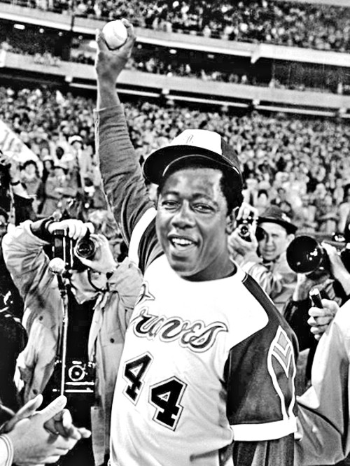 행크 에런이 1974년 4월 8일 애틀랜타스타디움에서 베이브 루스의 홈런 기록을 깨는 715호 홈런을 친 뒤 공을 든 채 기념촬영을 하고 있다. AP뉴시스