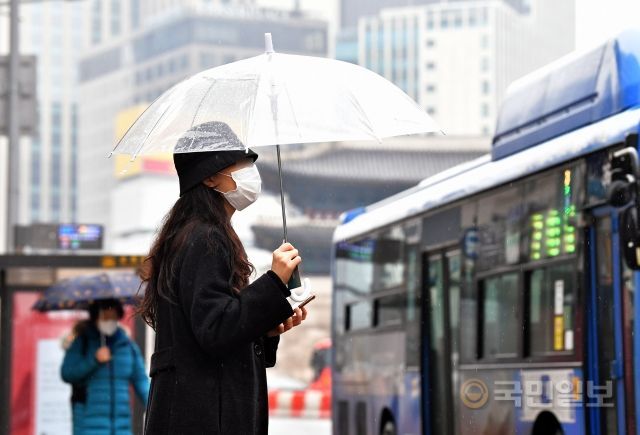 26일 우산을 쓴 한 시민이 횡단보도에서 신호를 기다리고 있다.