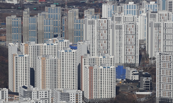 지난 24일 경기도 광주 남한산성에서 바라본 아파트 건축현장의 모습. 연합뉴스