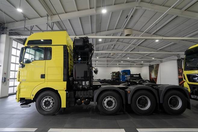만트럭버스코리아가 유로 6D 기준을 충족하며 최대 250톤의 견인 능력을 갖춘 MAN TGX 8X4 트랙터를 고객사에 인도했다./사진=만트럭버스코리아