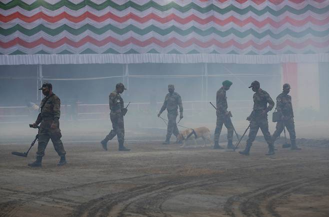 인도 군인들이 지난 25일 '공화국의 날'을 맞아 인도 북동부 아삼주 가우하티에서 예정된 축하 퍼레이드에 앞서 보안 점검을 하고 있다.[EPA]