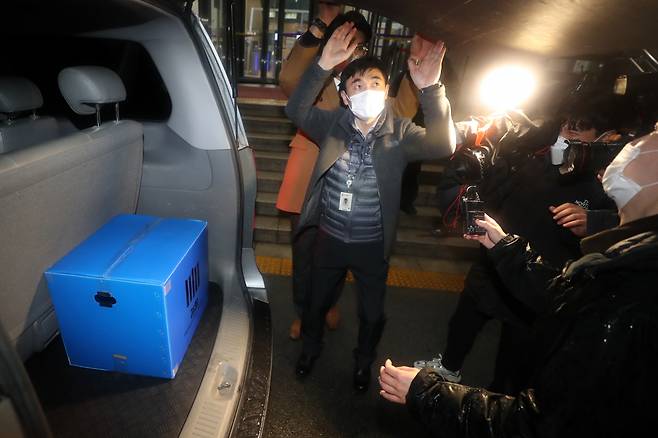 위법성 논란이 불거진 김학의 전 법무부 차관 출국금지 사건을 수사 중인 검찰이 지난 21일 과천정부청사에서 법무부를 상대로 압수수색을 마친 뒤 압수품이 든 박스를 차량에 싣고 있다. [연합]