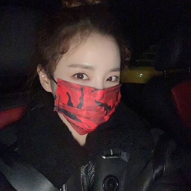 The group 2NE1-born San Daraa Park showed off an intense Mask fashion.San Daraa Park posted several photos on his Instagram on January 26 with the article Best driver Ssan!! Best driver cheap ~ article.In the open photo, Daraa Park stares at the camera wearing an intense red Mask in the car.The lovely beauty, which is not hidden even in the face that is more than half covered with Mask, catches the eye.Earlier, San Daraa Park had recently been caught in a state of swollen necks and had fans concerns, but unlike his worries, he was relieved by his bright appearance.Meanwhile, San Daraa Park is currently appearing on STATV Idol League Season 3 and MBC Everlon Video Star.Lee Su-min on the news