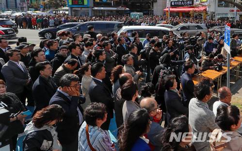 【제주=뉴시스】 2018년 6·13 지방선거 당시 한 후보의 선거사무소 개소식에 모여든 유권자들. (뉴시스 DB)