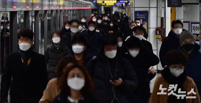 지하철 역의 시민들. 황진환 기자