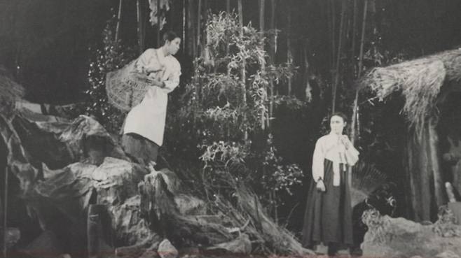산불(1962)-차범석 원작의 한국 리얼리즘 연극 대표작이자 수작. 대사 컨닝을 위한 프롬프터가 사라진 최초 무대. 