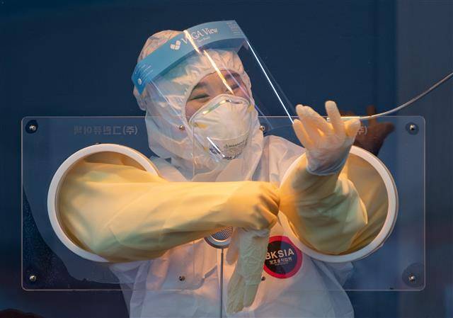 ‘의료진 여러분 힘내세요’ - 전 세계적으로 신종 코로나바이러스 감염증(코로나19) 확진자가 1억명을 돌파한 26일 오후 서울 중구 서울역광장에 마련된 임시선별진료소에서 의료진이 미소를 보이고 있다. 2021.1.26/뉴스1