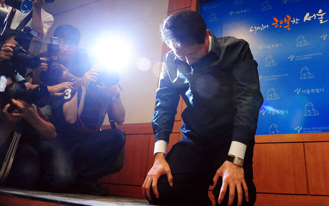 ⓒ연합뉴스2011년 8월21일 오세훈 서울시장이 무상급식 주민투표 참여를 호소하며 무릎을 꿇고 있다.