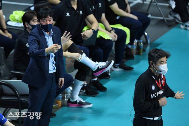 우리카드 신영철 감독(왼쪽)이 지난 24일 장충체육관에서 열린 한국전력과의 경기에서 포지션 폴트를 두고 심판에게 어필하고 있다. KOVO 제공