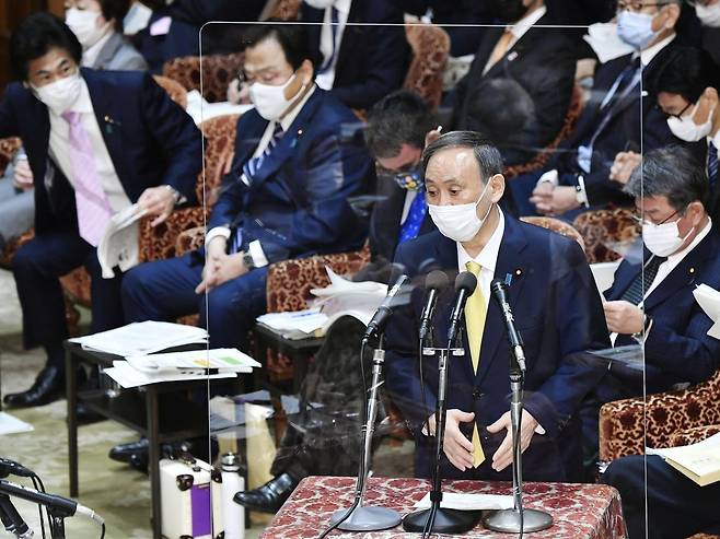 예산위원회서 답변하는 스가 일본 총리 (도쿄 교도=연합뉴스) 스가 요시히데 일본 총리가 26일 열린 중의원 예산위원회에서 답변하고 있다. 2021.1.26 photo@yna.co.kr