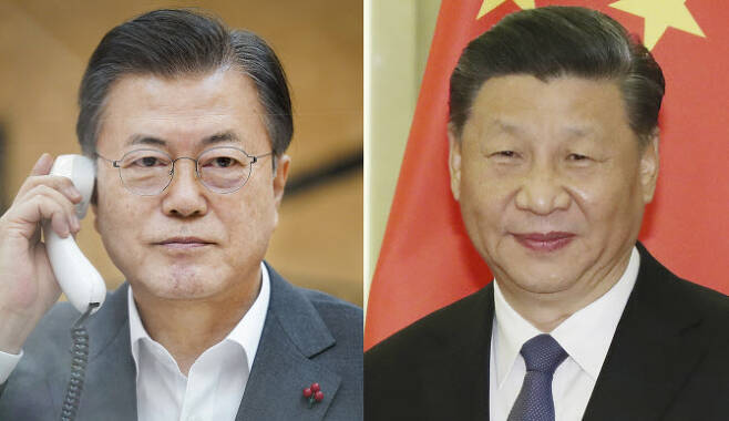 문재인 대통령(왼쪽)이 26일 오후 청와대에서 시진핑 중국 국가주석과 전화 통화하고 있다.(사진=청와대·연합뉴스)