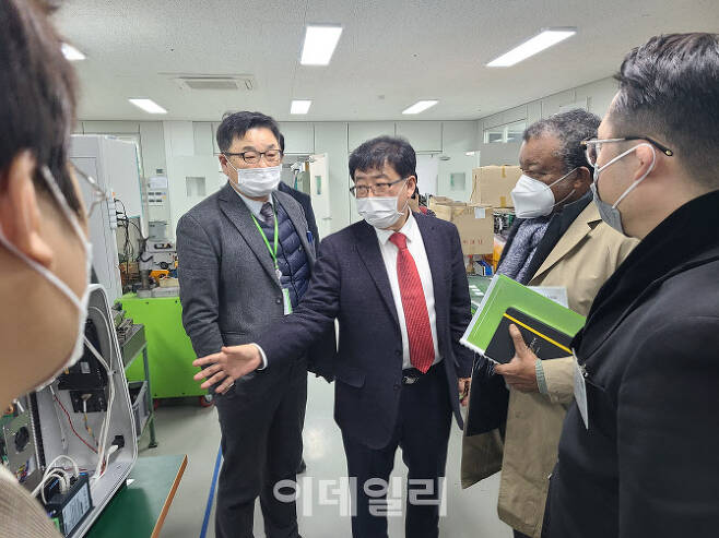 박한오 바이오니아 대표(왼쪽에서 두 번째)가 자사 진단장비를 무옘베 박사에게 설명하고 있다.(사진=KCD글로벌)