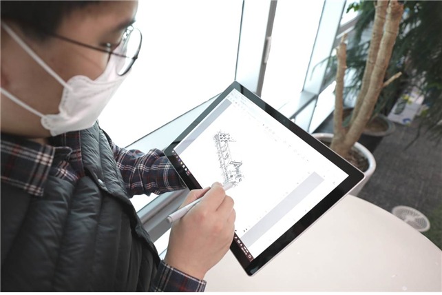 삼성엔지니어링의 한 설계엔지니어가 태블릿PC를 통해 설계도면을 확인하고 있다./사진제공=삼성엔지니어링© 뉴스1