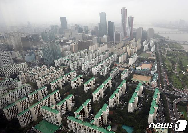 지난해 8월 서울 영등포구 여의도 일대 아파트. 2020.8.5/뉴스1 © News1 송원영 기자