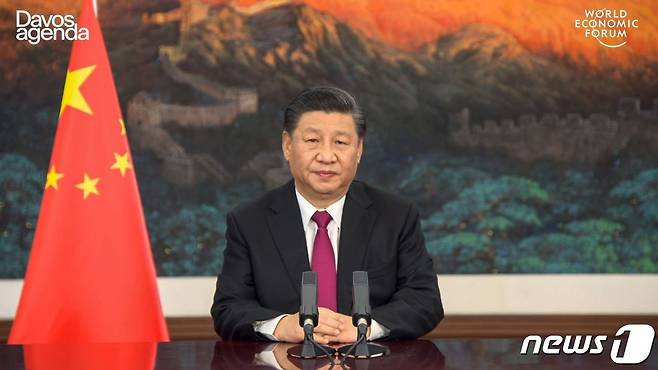 시진핀 중국 국가주석이 25일 베이징에서 세계경제포럼(다보스 포럼) 사전 화상회의에 참석해 조 바이든 미국 대통령을 겨냥해 '신냉전'을 조장하지 말라고 밝히고 있다. © AFP=뉴스1 © News1 우동명 기자
